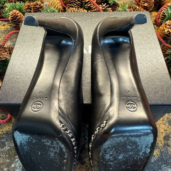 CHANEL Black Chain and Stiletto pumps 4 in. heel.  chain  Italy 42 (US 11.5) EUC - Picture 7 of 9